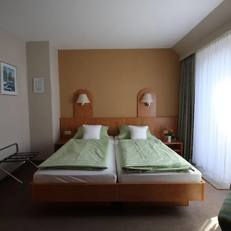 Mein Vierjahreszeiten Garni Superior מלון 3*